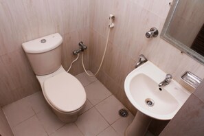 Deluxe Double Room | Bathroom | Shower, free toiletries, towels - Hotel Diamond Park (Chittagong)