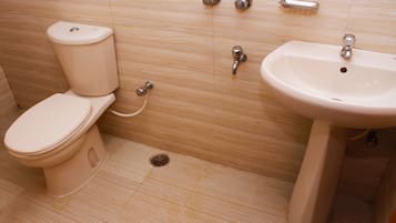 Habitació triple Deluxe | Bany | Dutxa, articles de tocador gratuïts i tovalloles