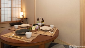 Ein traditioneller japanischer Speisesaal mit Tatami-Matten, einem niedrigen Tisch und einem Shoji-Bildschirm.