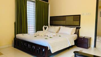 Deluxe Double Room | Desk, free WiFi, bed sheets