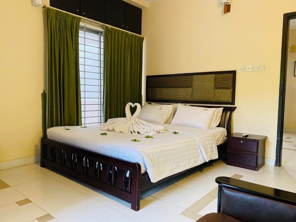 Deluxe Double Room | Desk, free WiFi, bed sheets