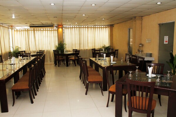 Breakfast, lunch, dinner served; international cuisine
