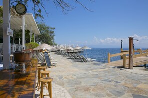 Privat strand, solstolar och parasoller