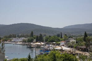 شاطئ خاص، كراسي للتشمس، مظلات الشاطئ