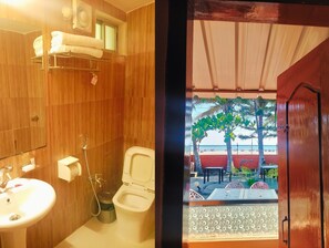 Deluxe-villa - havudsigt | Badeværelse | Bruser, gratis toiletartikler, h åndklæder