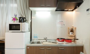 Kjøleskap, mikrobølgeovn, kokeplater og vannkoker