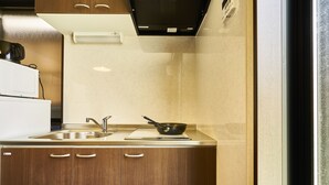 Fridge, microwave, stovetop, electric kettle - Stay SAKURA Kyoto Fushimi Inari (Kyoto)