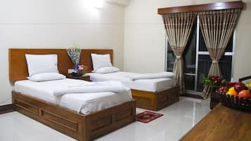 Deluxe Twin Room | Minibar, soundproofing, free WiFi, bed sheets