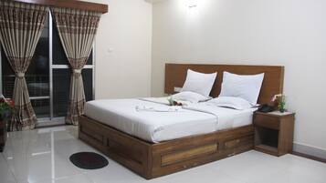 Deluxe Double Room | Minibar, soundproofing, free WiFi, bed sheets