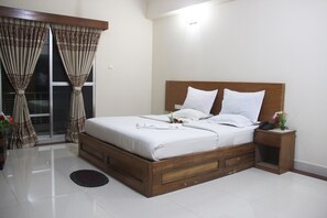 豪華雙人房 | 迷你吧、隔音、免費 Wi-Fi、床單