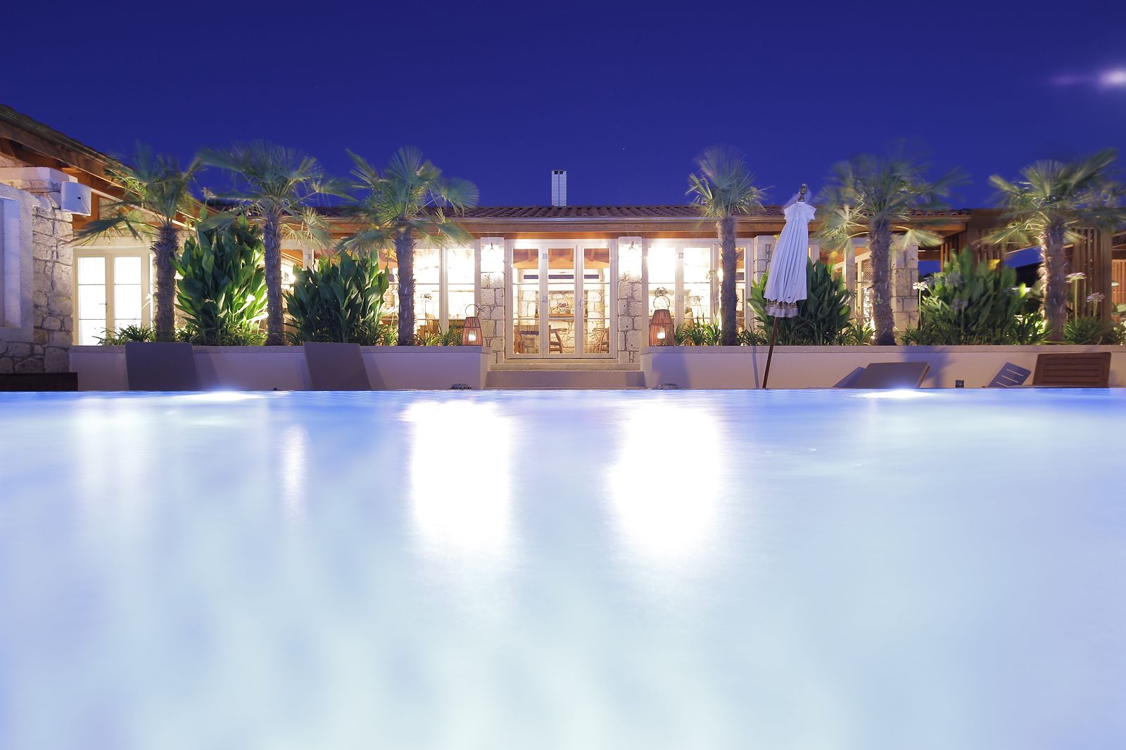 2 outdoor pools, pool loungers