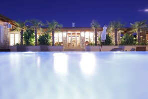 2 albercas al aire libre y camastros 