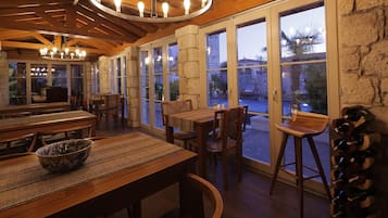 2 restaurants, breakfast served