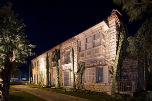 Front of property – evening/night - Agrovela Alacati Hotel (Cesme)