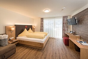 Dobbeltrom – comfort, balkong | Allergitestet sengetøy, safe på rommet, skrivebord og blendingsgardiner