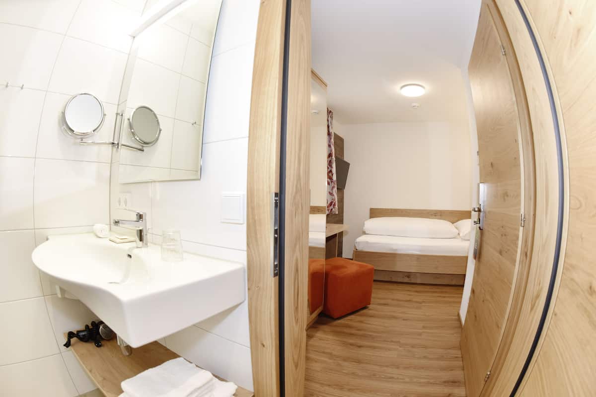 comfort single room | 1 bedroom, hypo-allergenic bedding, in-room safe, desk