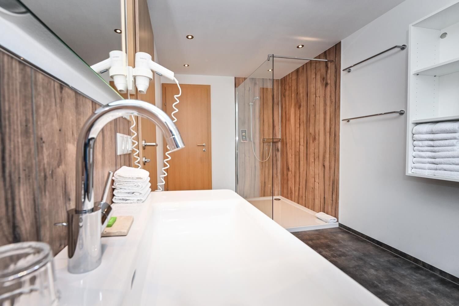 Familiekamer | Badkamer | Een douche, gratis toiletartikelen, een haardroger, badjassen