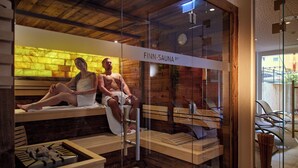 A sauna with wooden benches and a glass enclosure, labeled 'FINN-SAUNA 85°'. - Hotel Alpenfeuer Montafon (Sankt Gallenkirch)