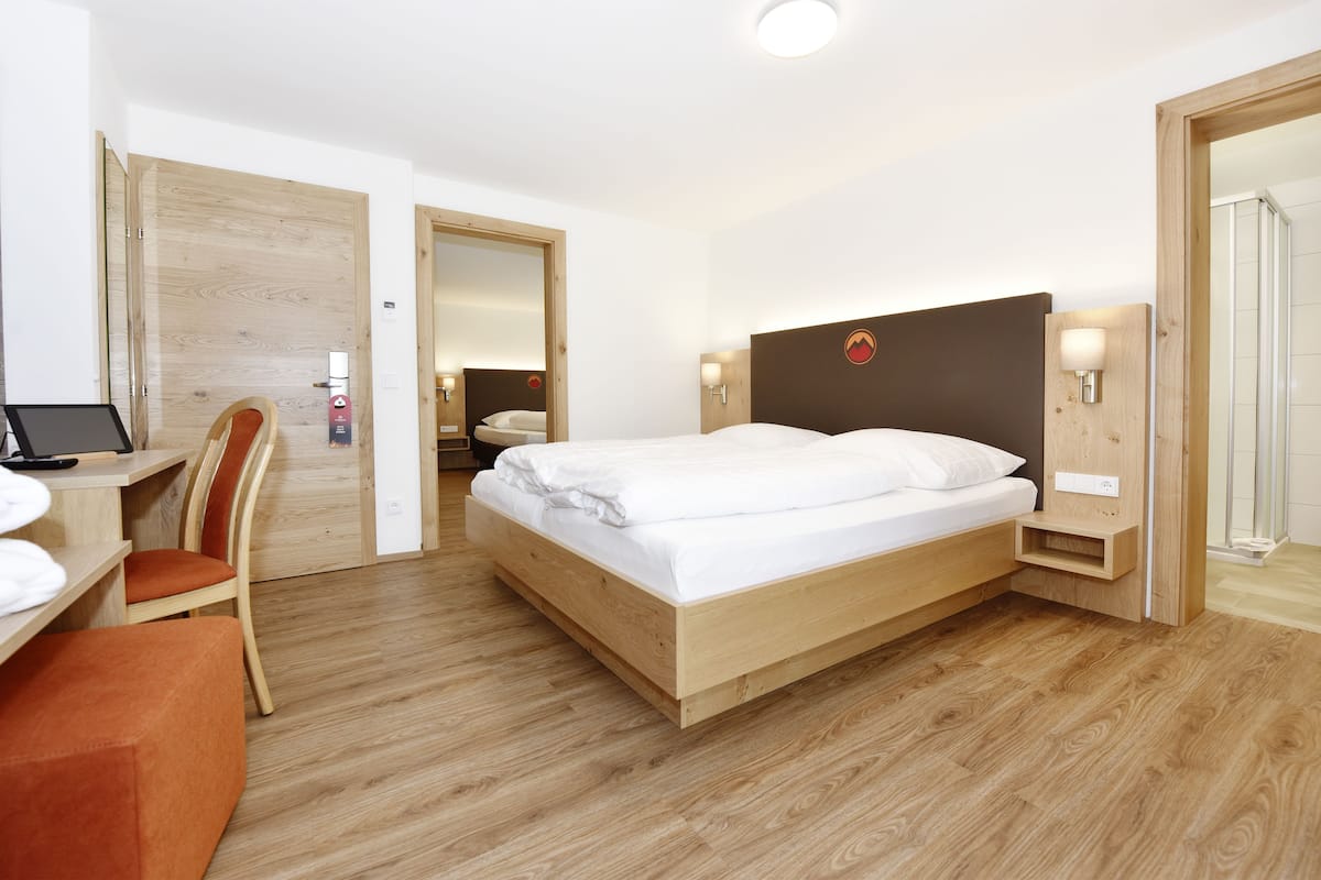 Ropa de cama hipoalergénica y caja de seguridad en la habitación