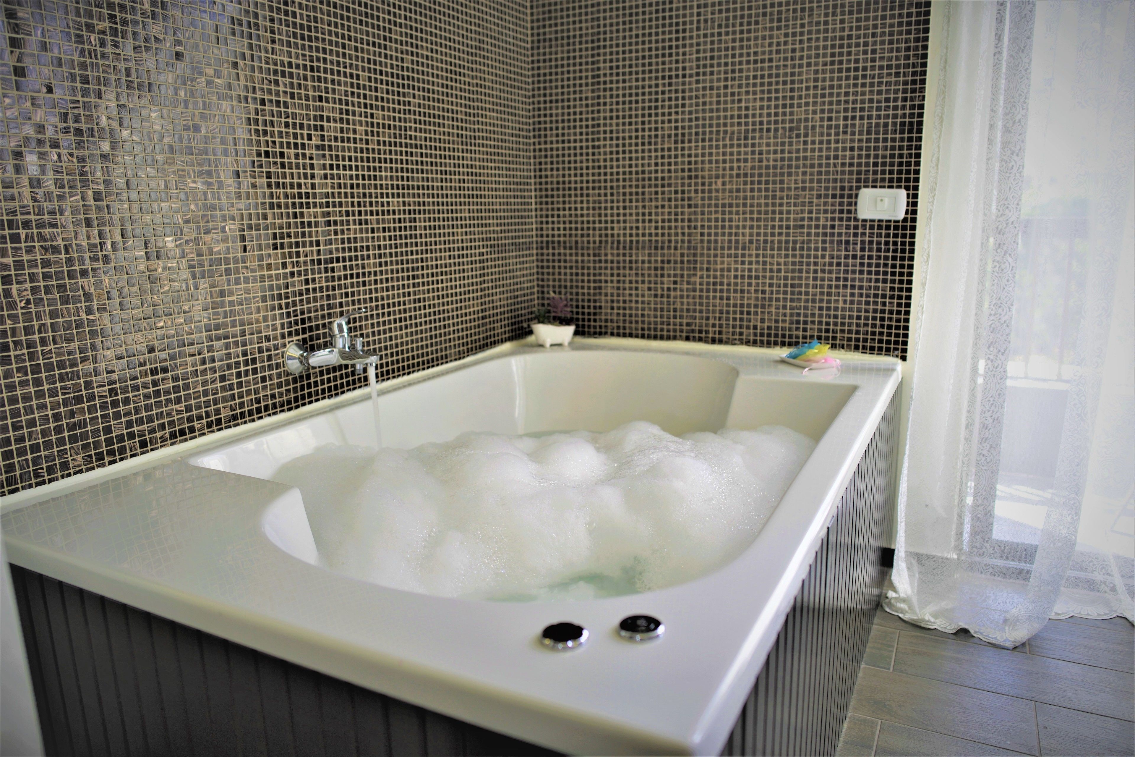 signature suite (beverly) | private spa tub