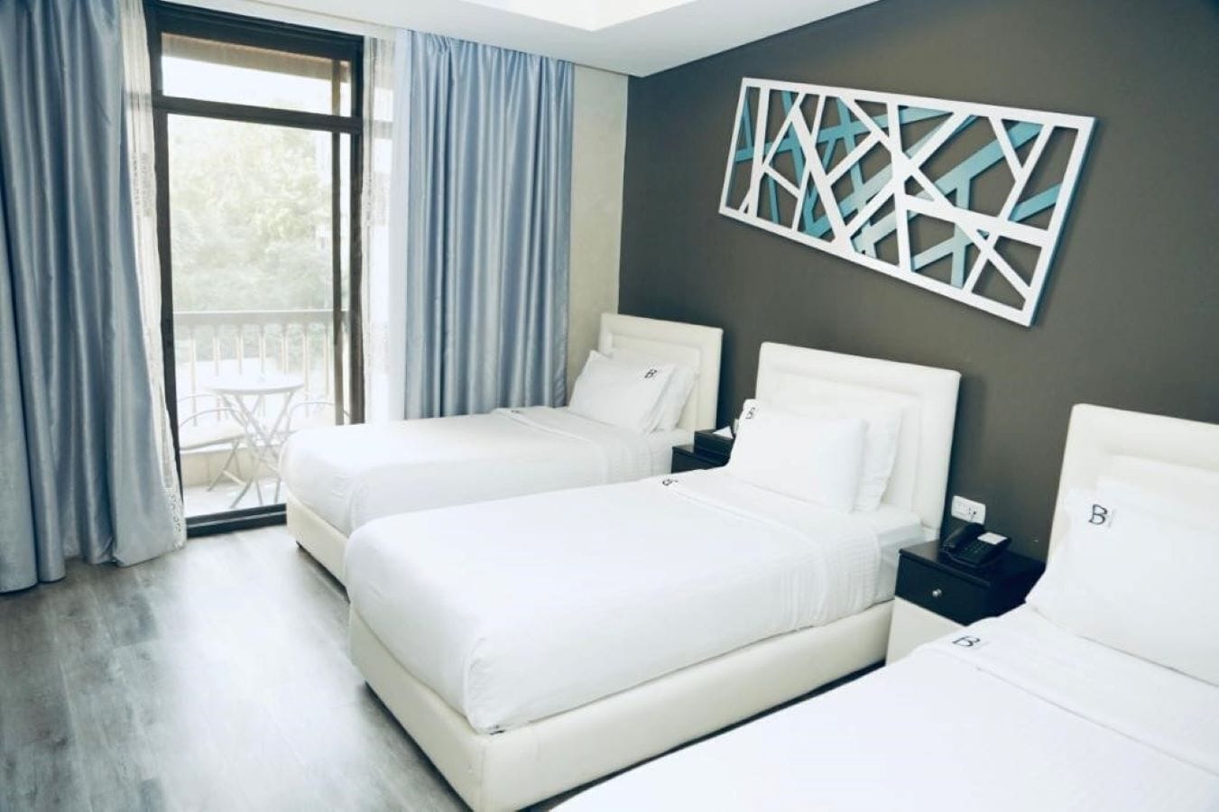 Phòng Suite dành cho gia đình, 2 phòng ngủ, quang cảnh thành phố | Minibar, két bảo mật tại phòng, bàn, phòng cách âm 