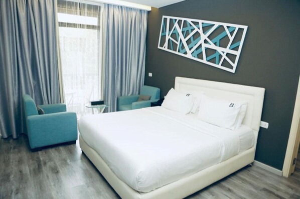 Suite familiar, 2 habitaciones, vista a la ciudad | Minibar, caja de seguridad en la habitación y escritorio 