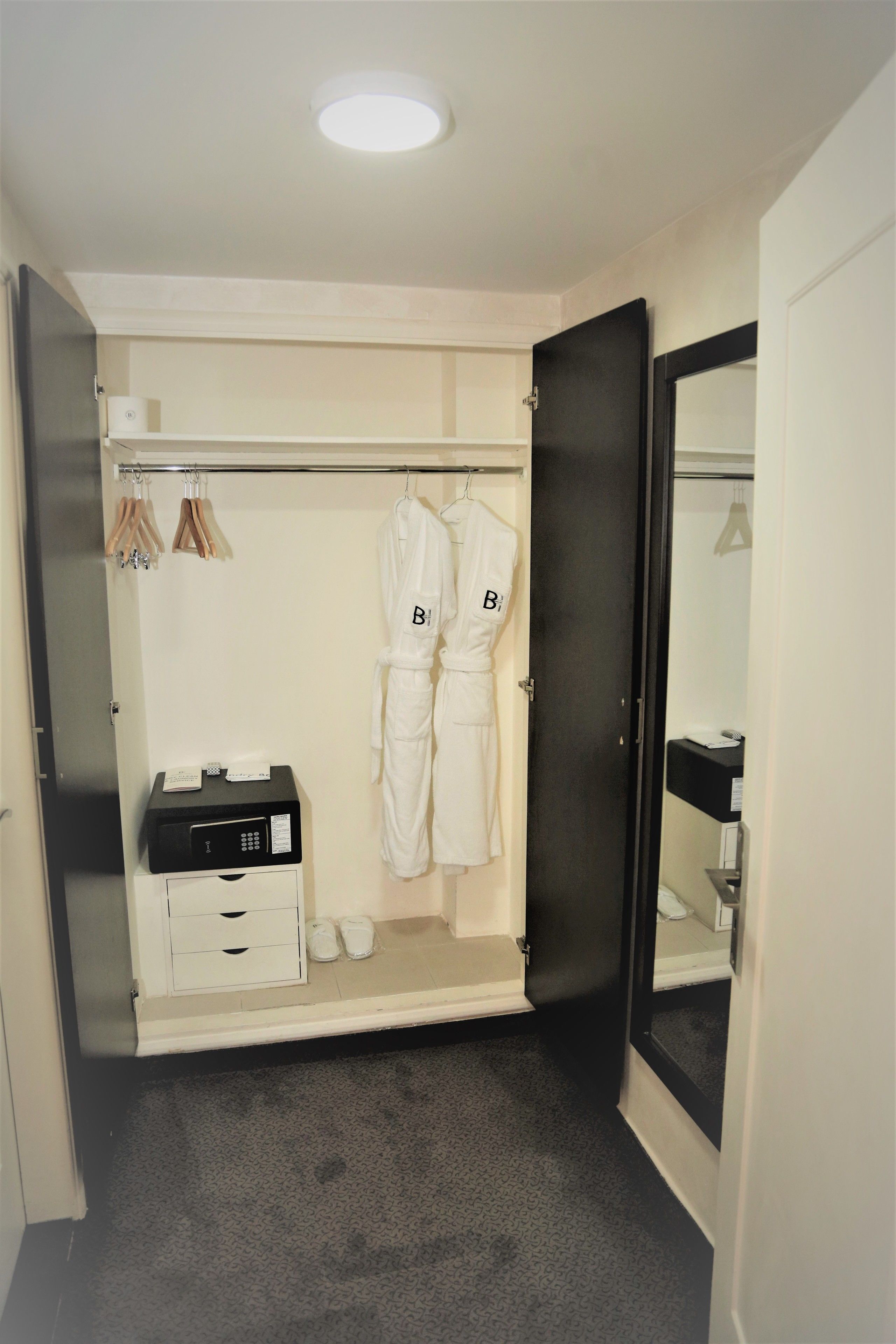 executive suite, city view | safe