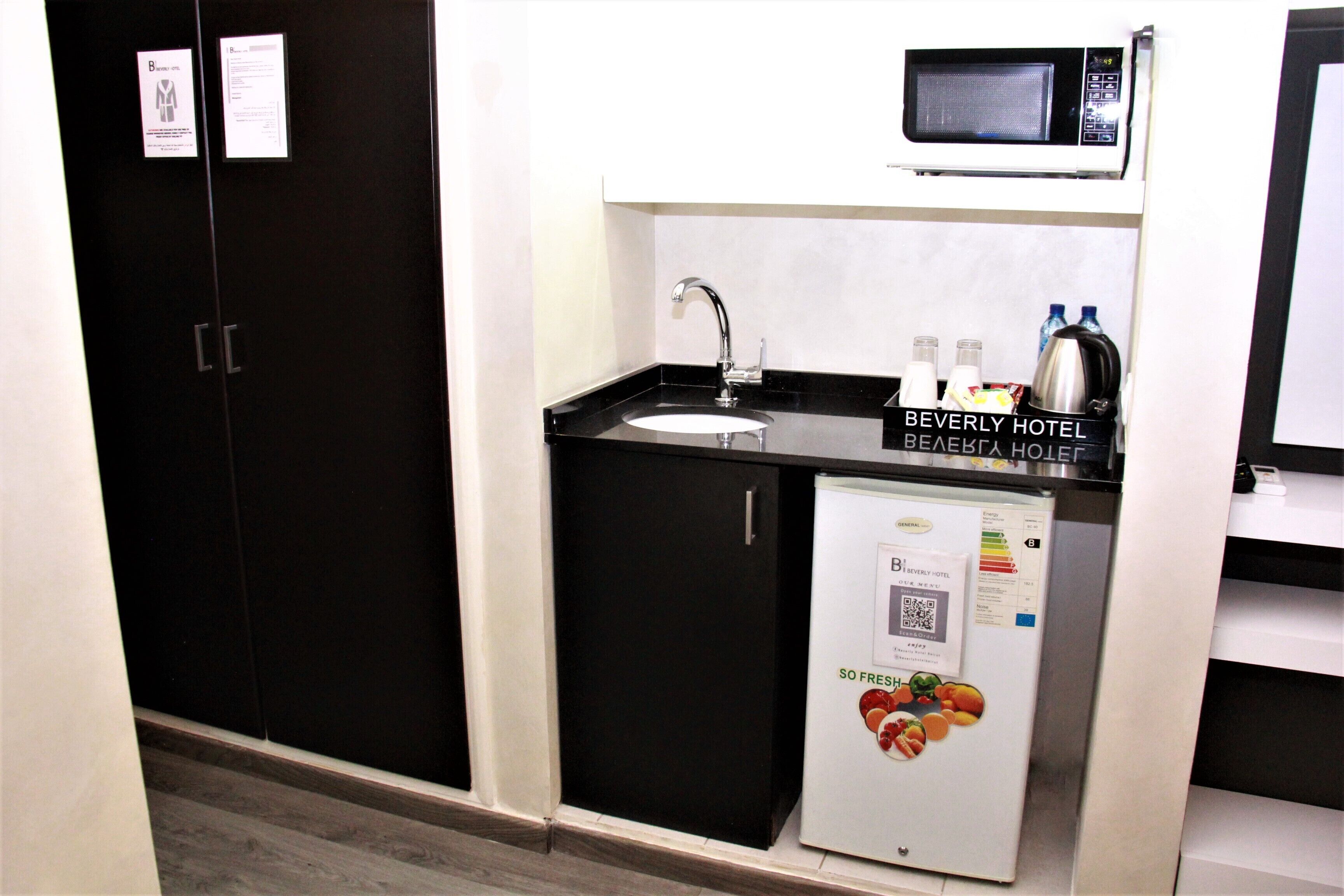 deluxe twin room, 2 single beds, city view | private kitchen | fridge, microwave, coffee/tea maker, electric kettle
