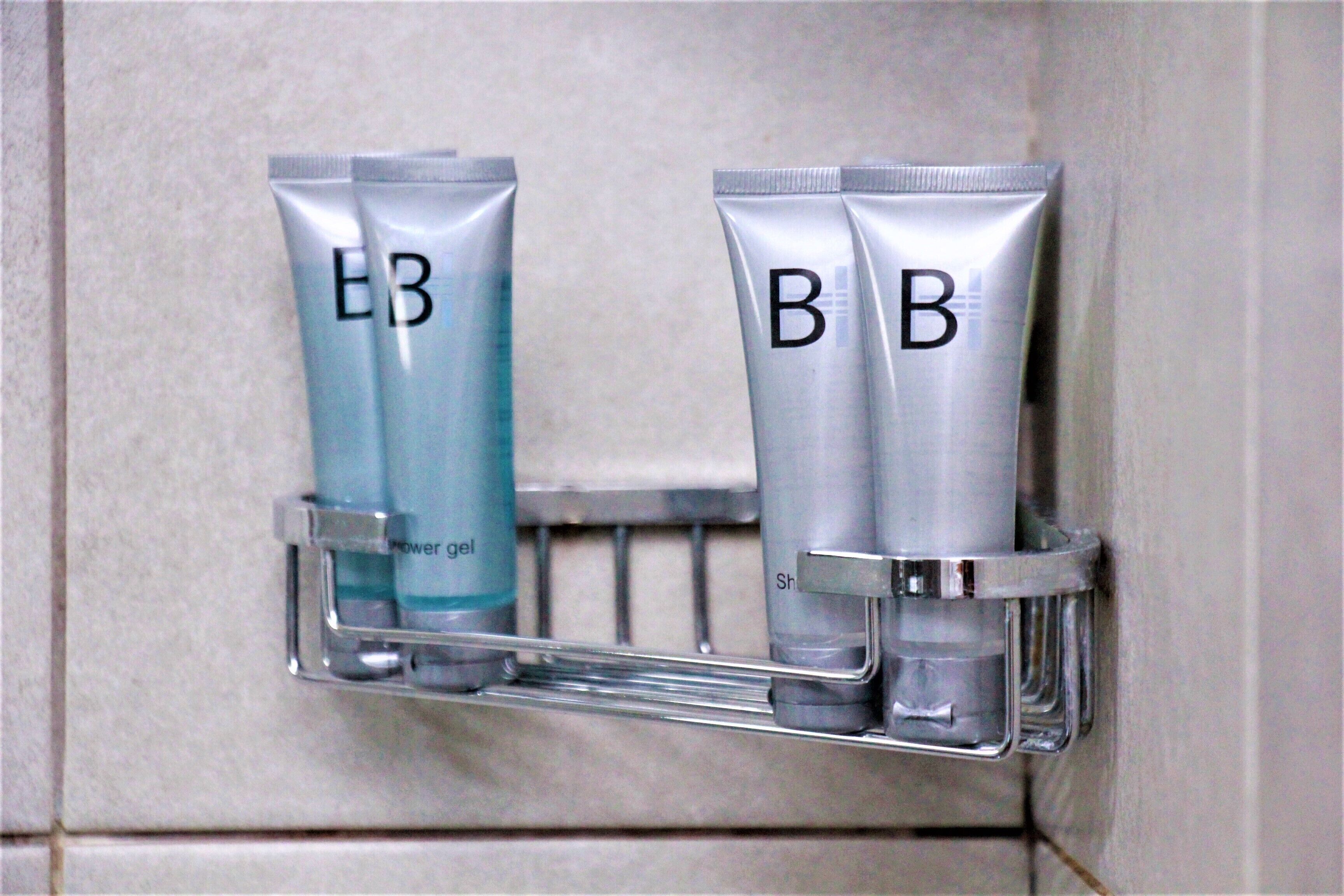 Dos tubos de tocador con las etiquetas 'E3' y 'BB' sobre una repisa del baño.