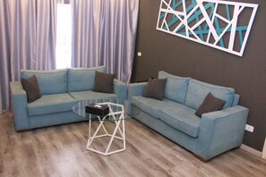 Suite ejecutiva, vista a la ciudad | Sala de estar | Smart TV de 43 pulgadas con canales vía satélite y televisión 