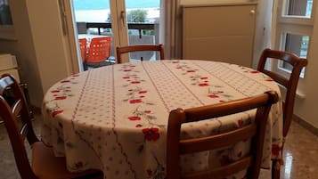 Apartment, 2 Bedrooms, 2 Bathrooms | In-room dining