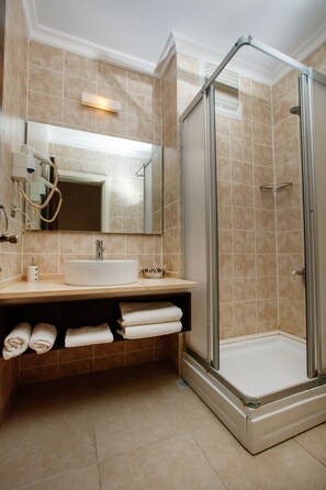 Dusche, kostenlose Toilettenartikel, Haartrockner, Hausschuhe
