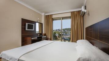 Habitación con 1 cama matrimonial o 2 individuales | 1 habitación, minibar, escritorio y tabla de planchar con plancha