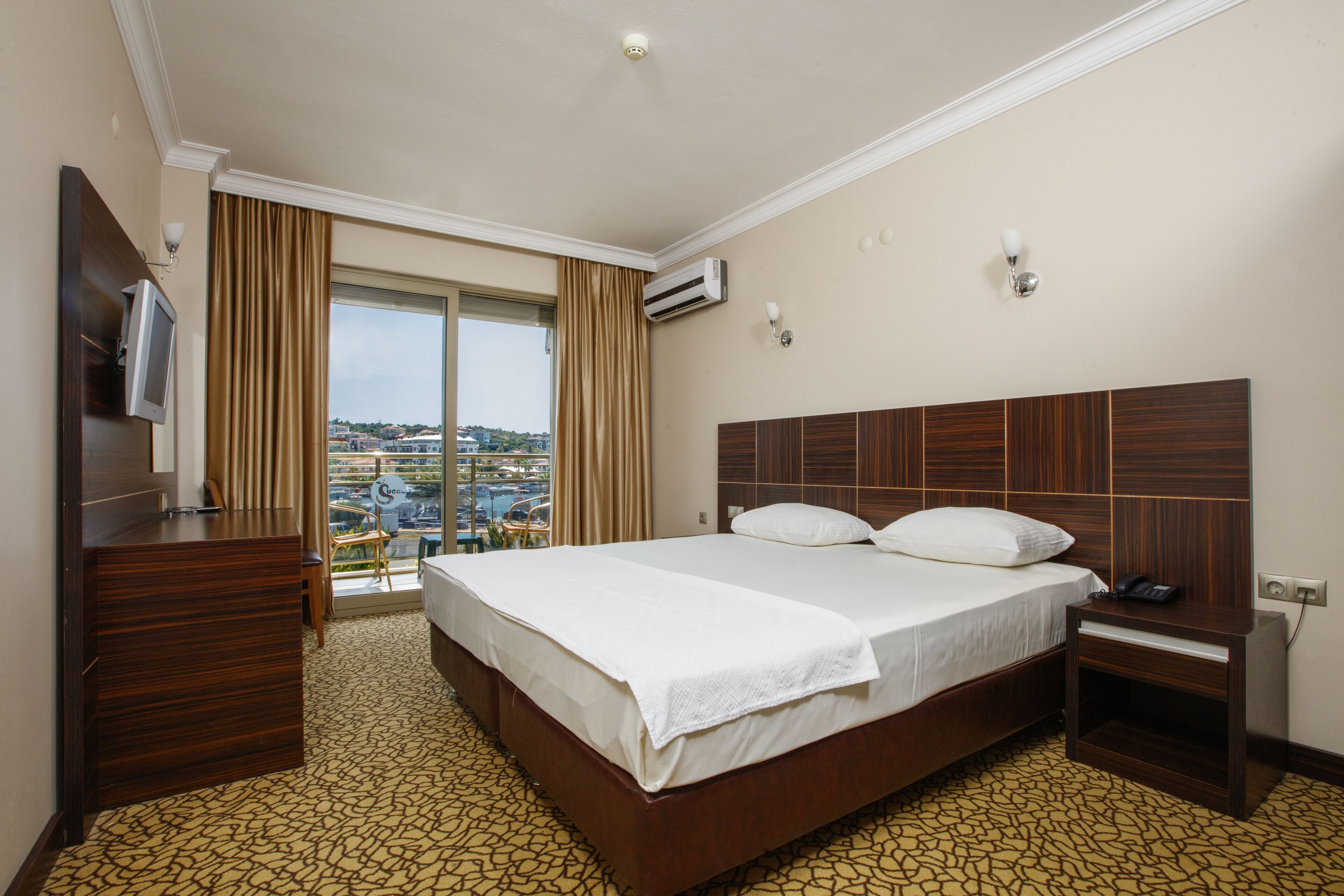 1 bedroom, minibar, desk, iron/ironing board