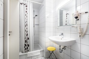 淋浴设施、免费洗浴用品、吹风机、毛巾