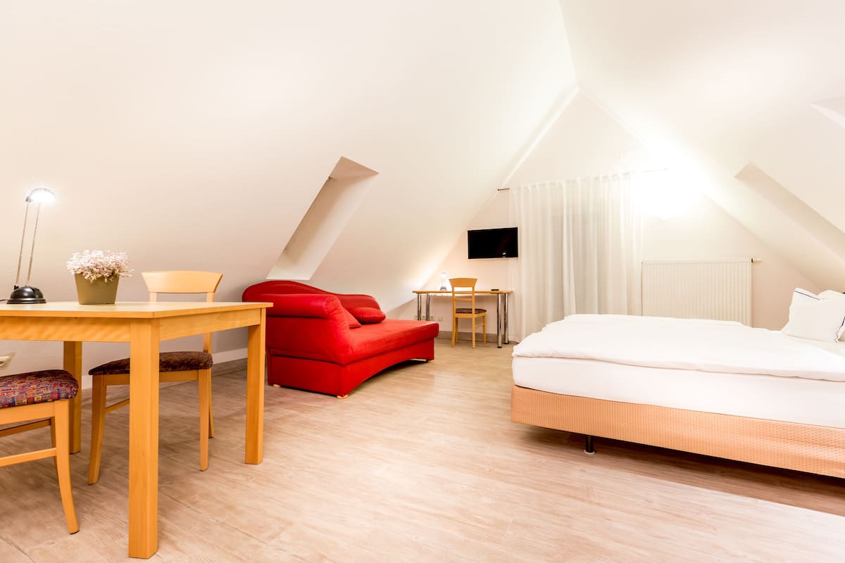 Desk, soundproofing, free WiFi, bed sheets