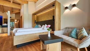 Honeymoon Suite, 1 King Bed, Bathtub, City View | Premium bedding, minibar, in-room safe, desk