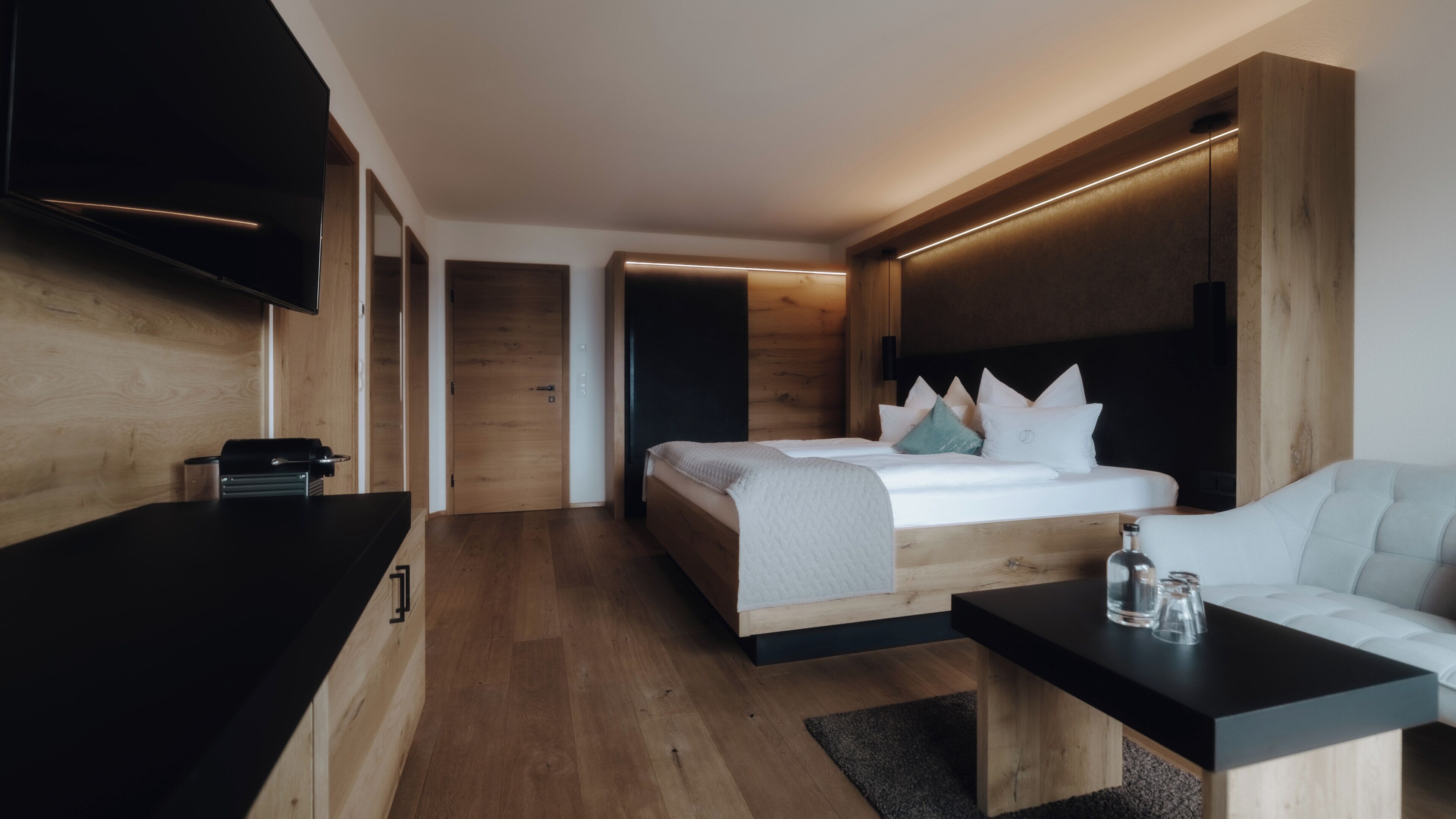 Habitación doble superior | Ropa de cama de alta calidad, minibar, caja fuerte y escritorio