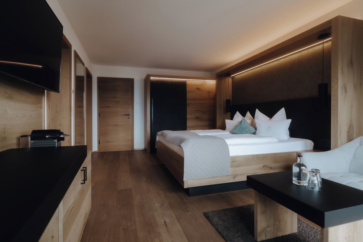 Habitación doble superior | Ropa de cama de alta calidad, minibar, caja fuerte y escritorio