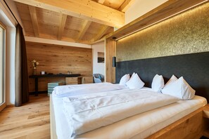 Suíte exclusiva, 1 cama King, sacada, vista para o vale | Roupas de cama premium, cofres nos quartos, escrivaninha