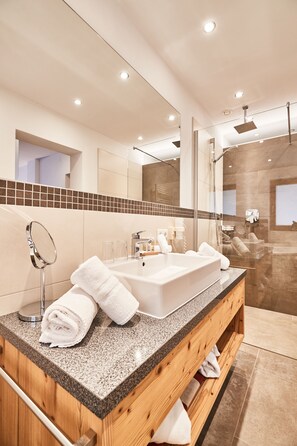 Bathroom - Ferienhotel Jörglerhof (Hainzenberg)