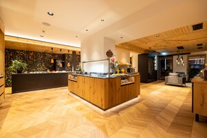 Café da manhã com buffet grátis todos os dias