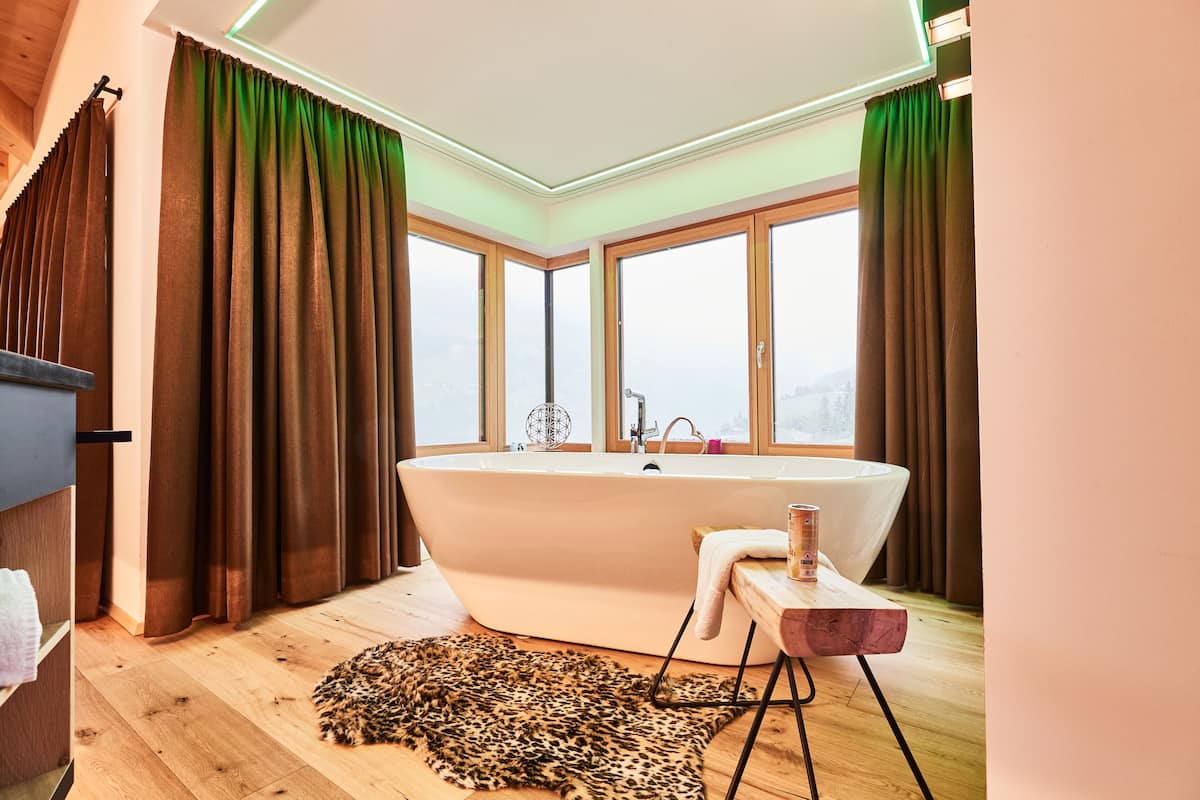 honeymoon suite, 1 king bed, bathtub, city view | bathroom | hair dryer, towels