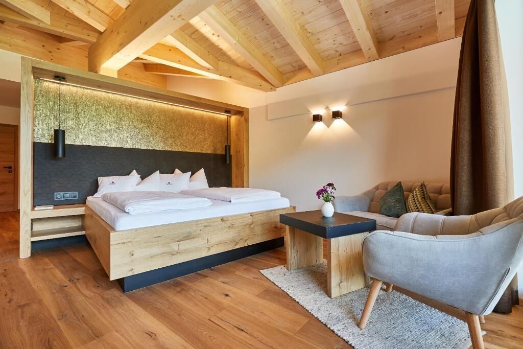 premium bedding, in-room safe, desk, soundproofing