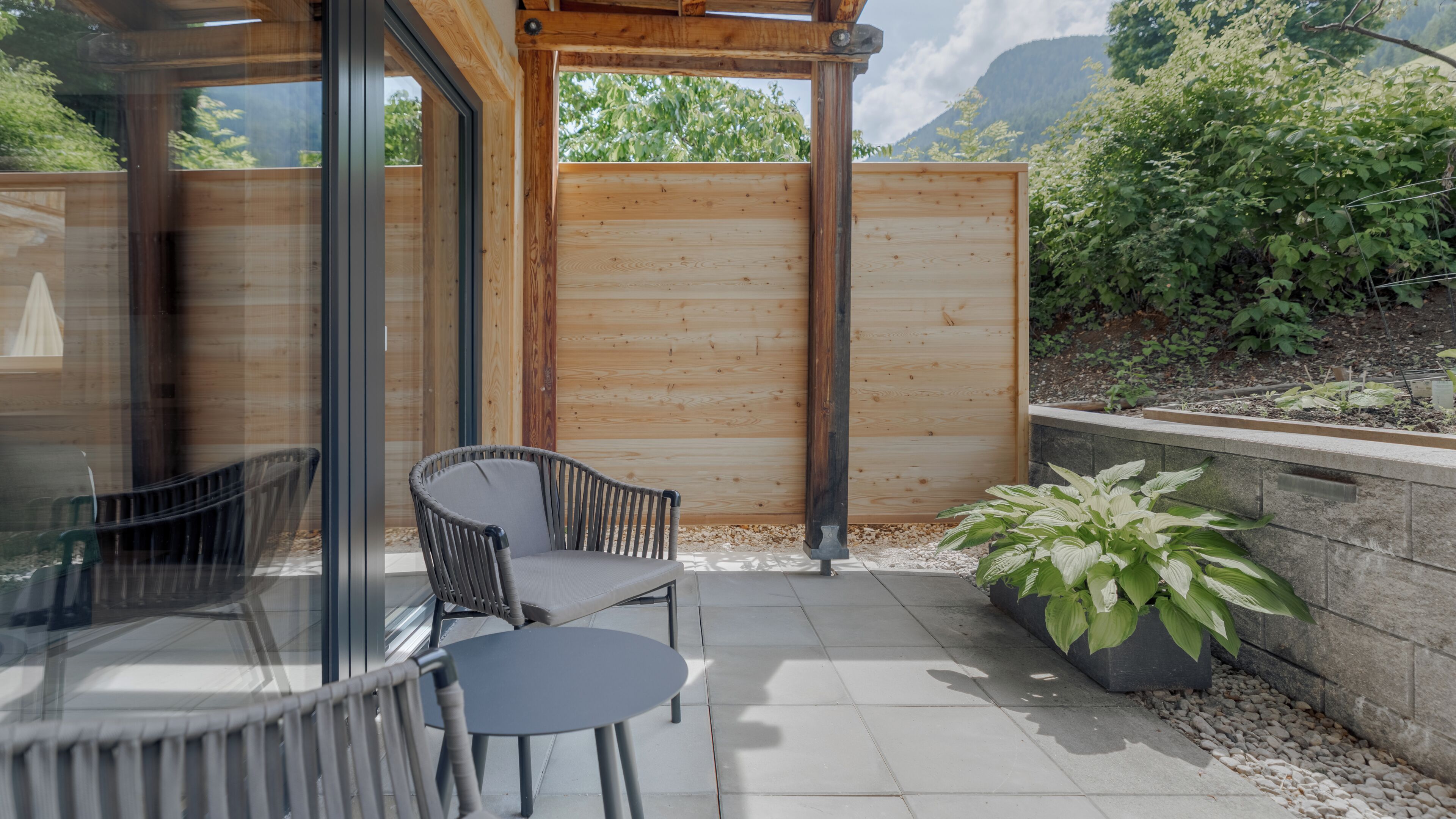 Dobbeltrom – signature, hageutsikt | Terrasse/patio