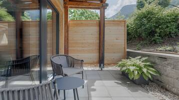 Dobbeltrom – signature, hageutsikt | Terrasse/patio