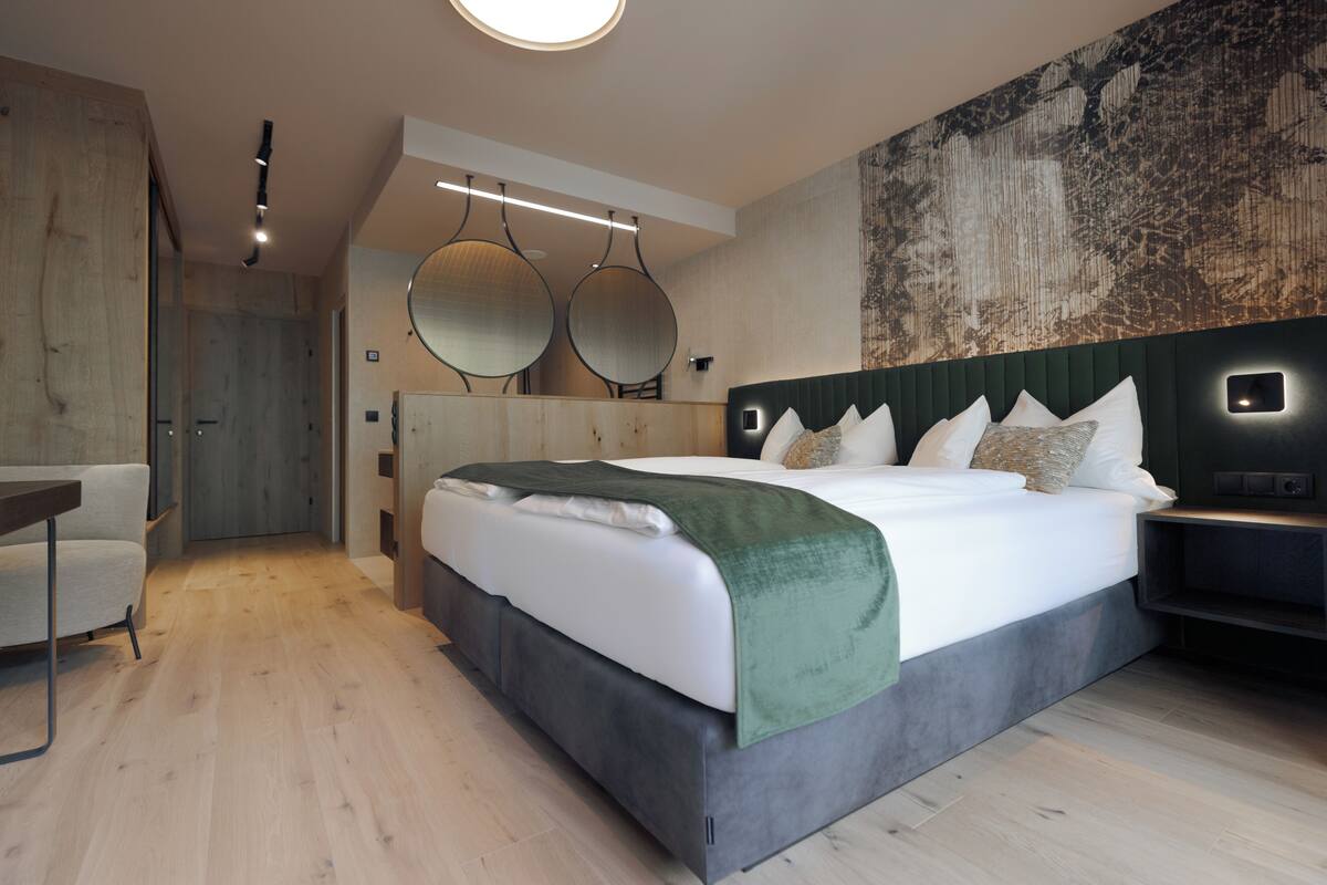 Signature Double Room, Garden View | Premium bedding, minibar, in-room safe, desk
