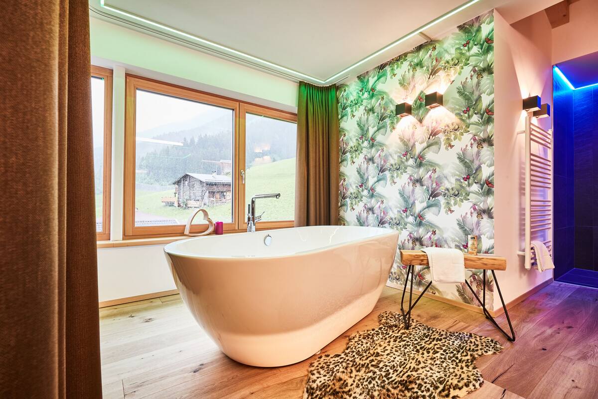 honeymoon suite, 1 king bed, bathtub, city view | bathroom | hair dryer, towels
