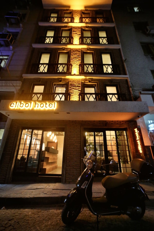Fassade der Unterkunft – Abend/Nacht