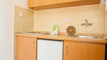 Studio, balkon, pemandangan gunung | Dapur kecil pribadi | Lemari es, kompor, ketel listrik, dan peralatan masak/sendok-piring